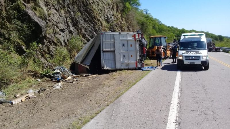 Vuelco de un camión en la Cuesta de El Totoral