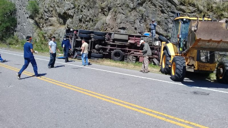 Vuelco de un camión en la Cuesta de El Totoral