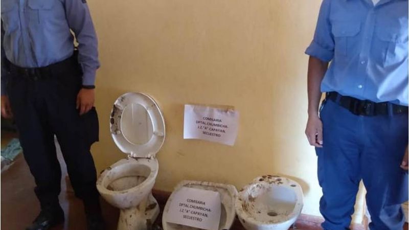 Robaron sanitarios y herramientas: enterraron todo en el fondo de la casa