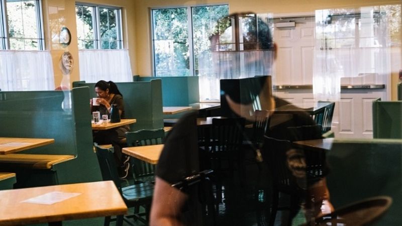 Ayuda económica de $6000 para empleados de bares y salones de eventos