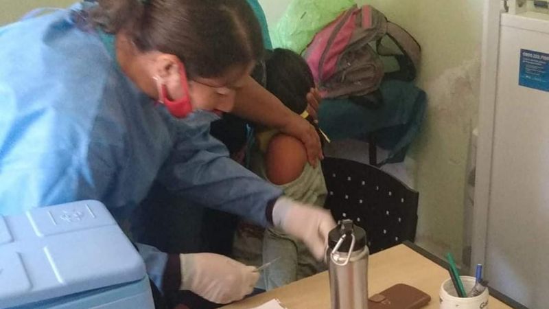 Continúa la vacunación en posta del barrio San Martin, en Recreo