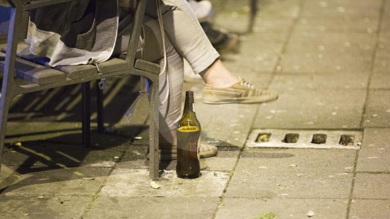 En plena madrugada, arrestan a un joven ebrio en la calle