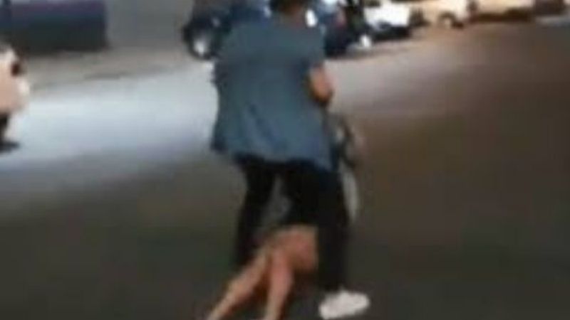 Volteó al piso a una mujer después de varios golpes de puño