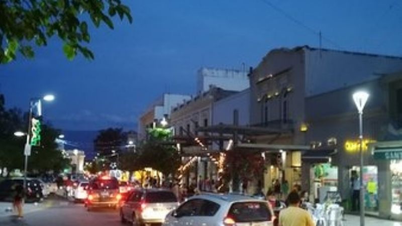 Detenido por robar en un comercio frente a la plaza