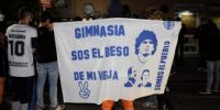 LOS CHINCHAS de Gimnasia, de vigilia en el sanatorio donde está internado Maradona.