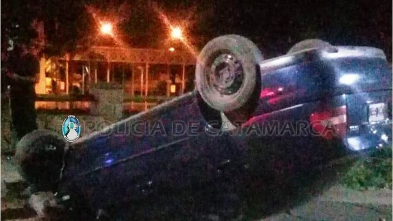 Vuelco en la esquina de la Plaza 25 de Agosto