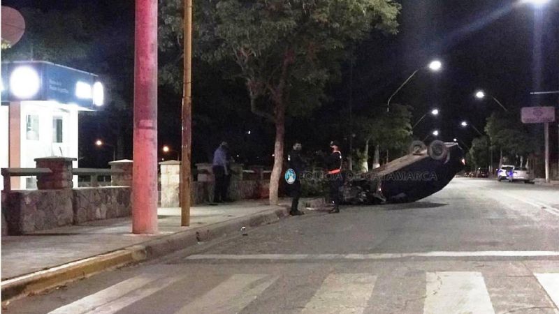 Vuelco en la esquina de la Plaza 25 de Agosto