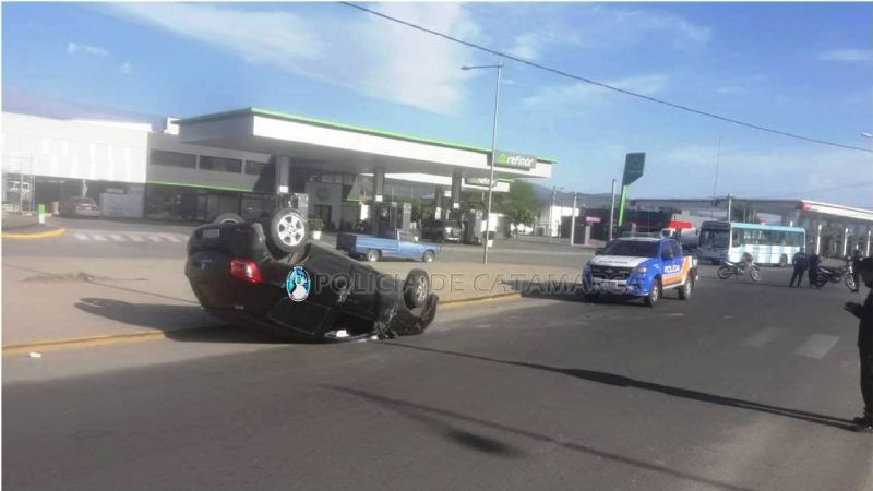 Vuelco en la rotonda del acceso Sur