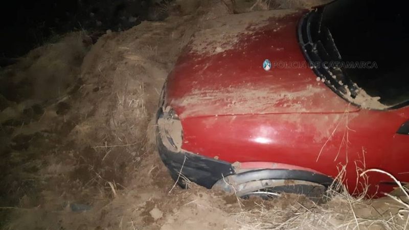 Perdió el control y chocó contra un montículo de tierra
