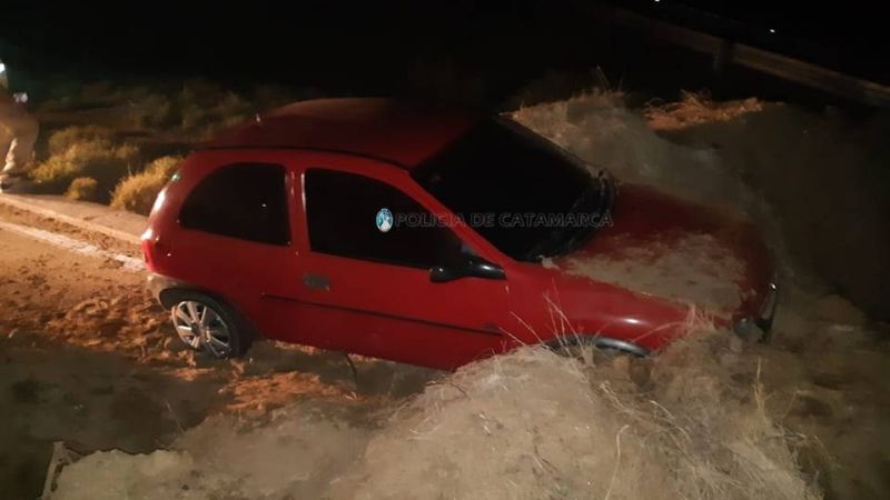 Perdió el control y chocó contra un montículo de tierra