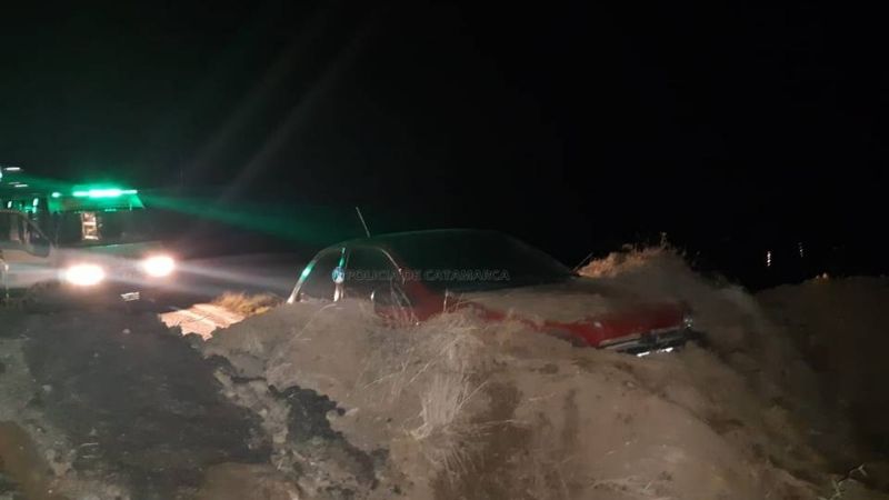 Perdió el control y chocó contra un montículo de tierra