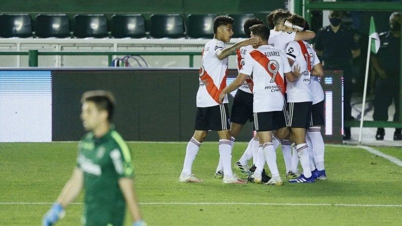 River derrotó y alcanzó a Banfield, en el Grupo 3