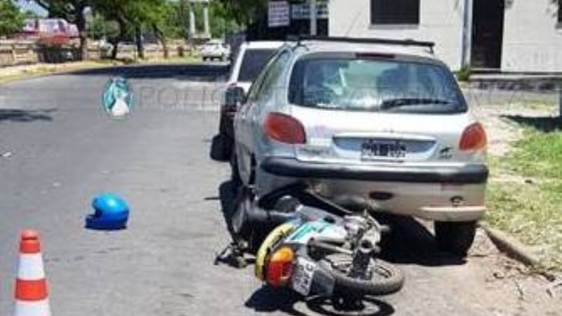 Motociclista impactó contra un auto estacionado