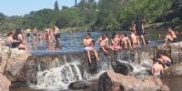 CHAPUZÓN. En Tala Huasi, el río se llenó de familias y grupos de amigos que buscaron refrescarse frente a las altas temperaturas. 