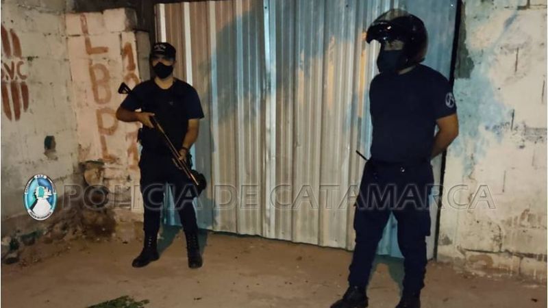 Ladrón se escapó por casas de sus vecinos y policías encontraron una pistola