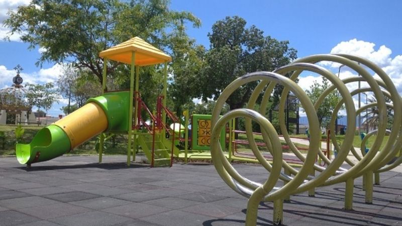 Cuidados para niños y niñas en plazas y parques de juegos