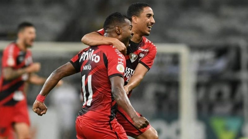 Los dos arqueros y la figura de Paranaense positivos de Covid-19