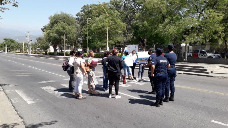 Piquete de mujeres frente al CAPE