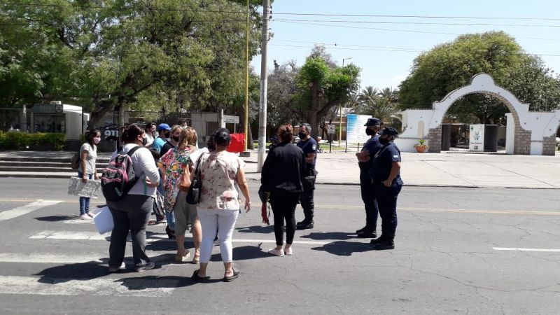 Piquete de mujeres frente al CAPE