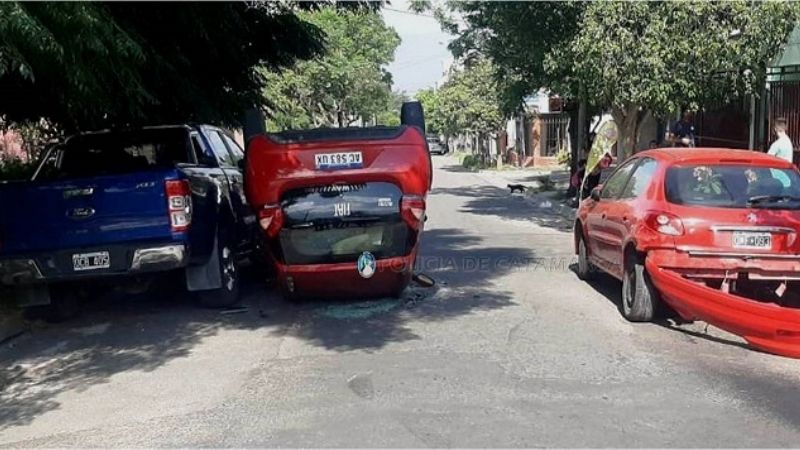 Chocó a dos autos estacionados y volcó