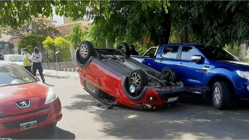 Chocó a dos autos estacionados y volcó