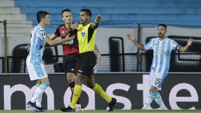 Con polémico arbitraje, Racing empató ante Flamengo,