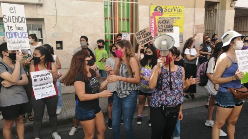 Manifestación frente al Colegio Quintana