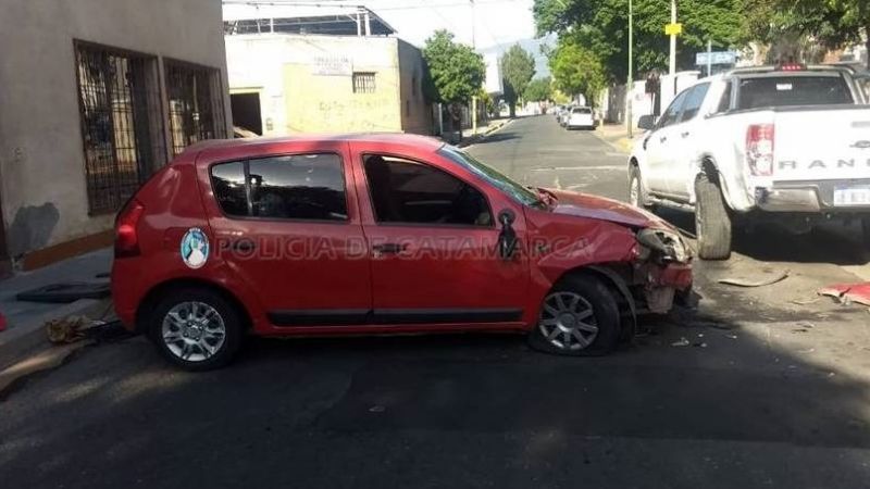 Conductora con dos niñas a bordo chocó contra una camioneta estacionada