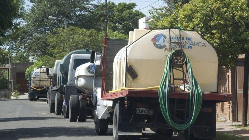 Adolescente está grave tras caer del techo por cargar agua al tanque