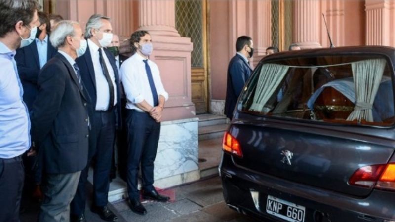 Trasladan el cuerpo de Diego Maradona hacia el cementerio en Bella Vista