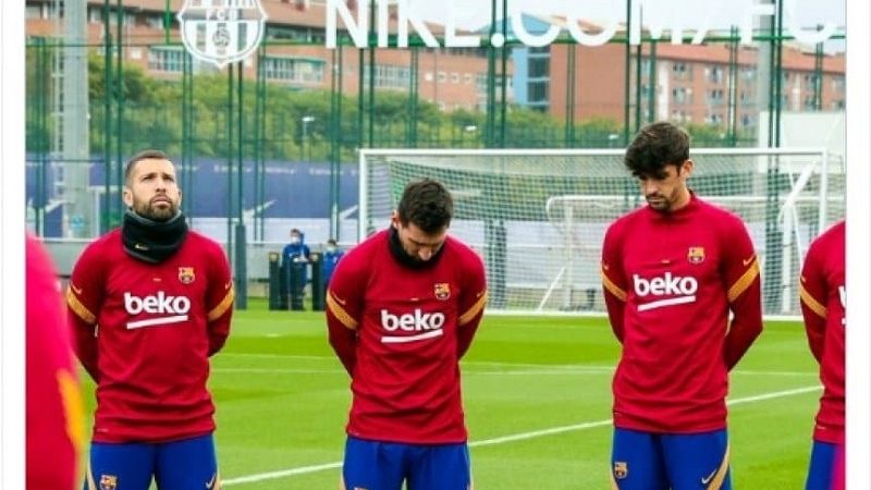 Con Messi a la cabeza, Barcelona homenajeó a Maradona