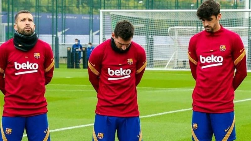 Con Messi a la cabeza, Barcelona homenajeó a Maradona