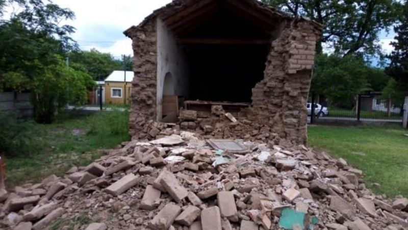Por la tormenta, se desplomó una centenaria capilla