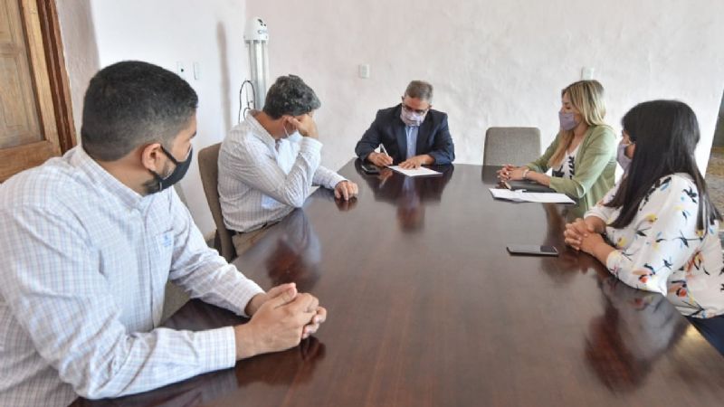 Jalil y ENACOM firmaron convenio para conectividad digital en escuelas