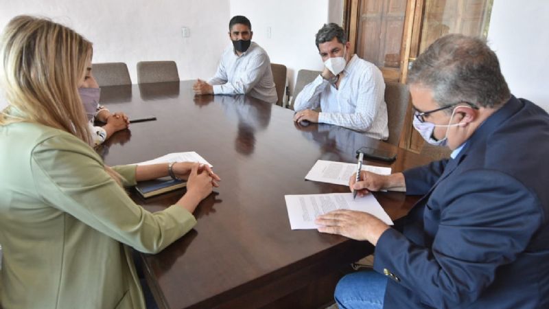 Jalil y ENACOM firmaron convenio para conectividad digital en escuelas