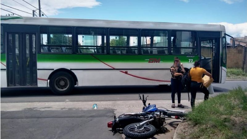 Colectivo chocó con una moto
