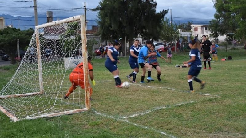 Con homenaje a Maradona se inició el Fútbol 5 Femenino