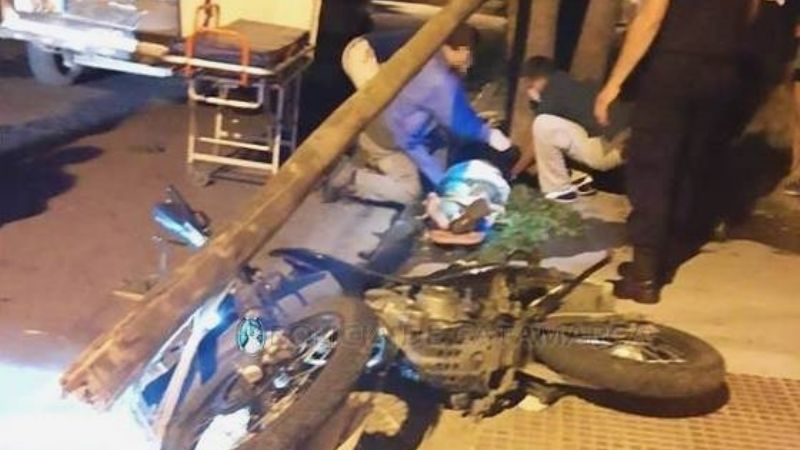 Motociclista se estrelló contra un poste
