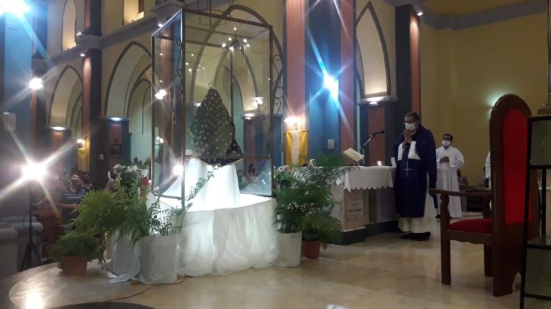 La Virgen luce un manto con los colores de la Imagen como fue hallada