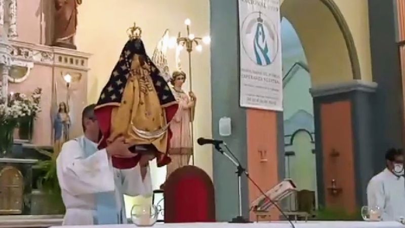 La Virgen luce un manto con los colores de la Imagen como fue hallada