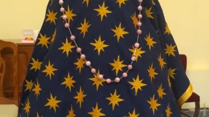 La Virgen luce un manto con los colores de la Imagen como fue hallada