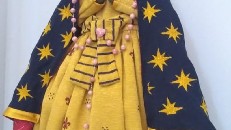 La Virgen luce un manto con los colores de la Imagen como fue hallada