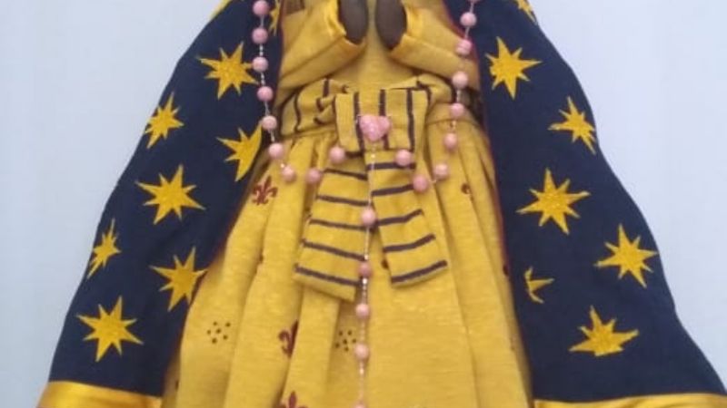 La Virgen luce un manto con los colores de la Imagen como fue hallada