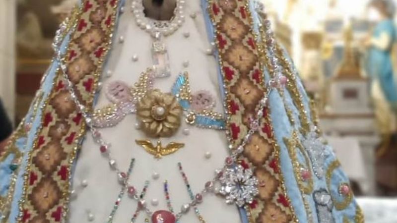 Miles de personas siguieron la ceremonia de cambio de manto