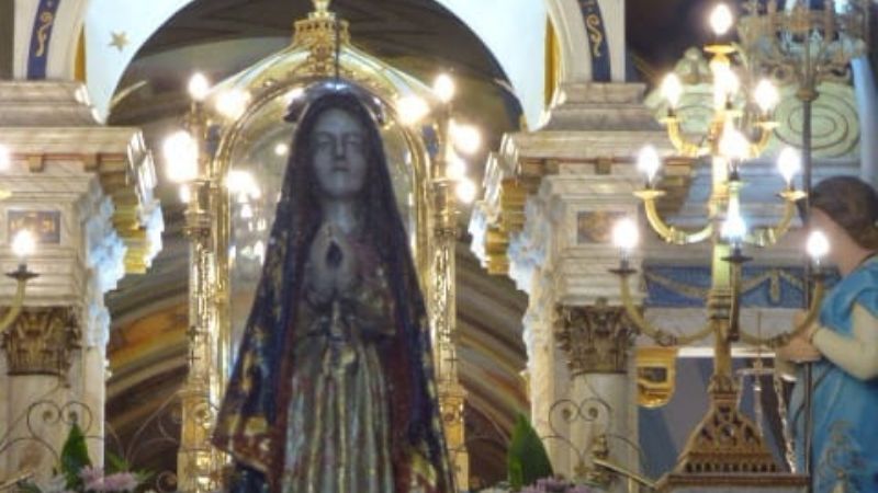 Miles de personas siguieron la ceremonia de cambio de manto