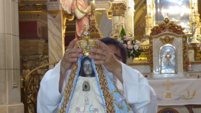 Miles de personas siguieron la ceremonia de cambio de manto