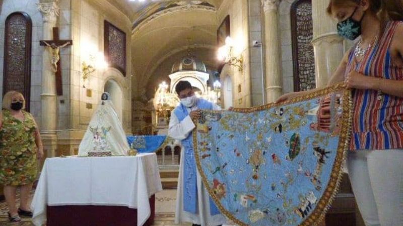 Miles de personas siguieron la ceremonia de cambio de manto