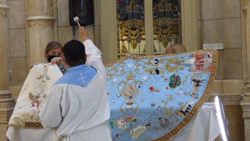 Miles de personas siguieron la ceremonia de cambio de manto