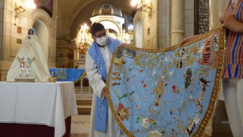 Miles de personas siguieron la ceremonia de cambio de manto