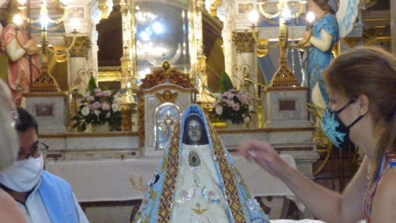 Miles de personas siguieron la ceremonia de cambio de manto